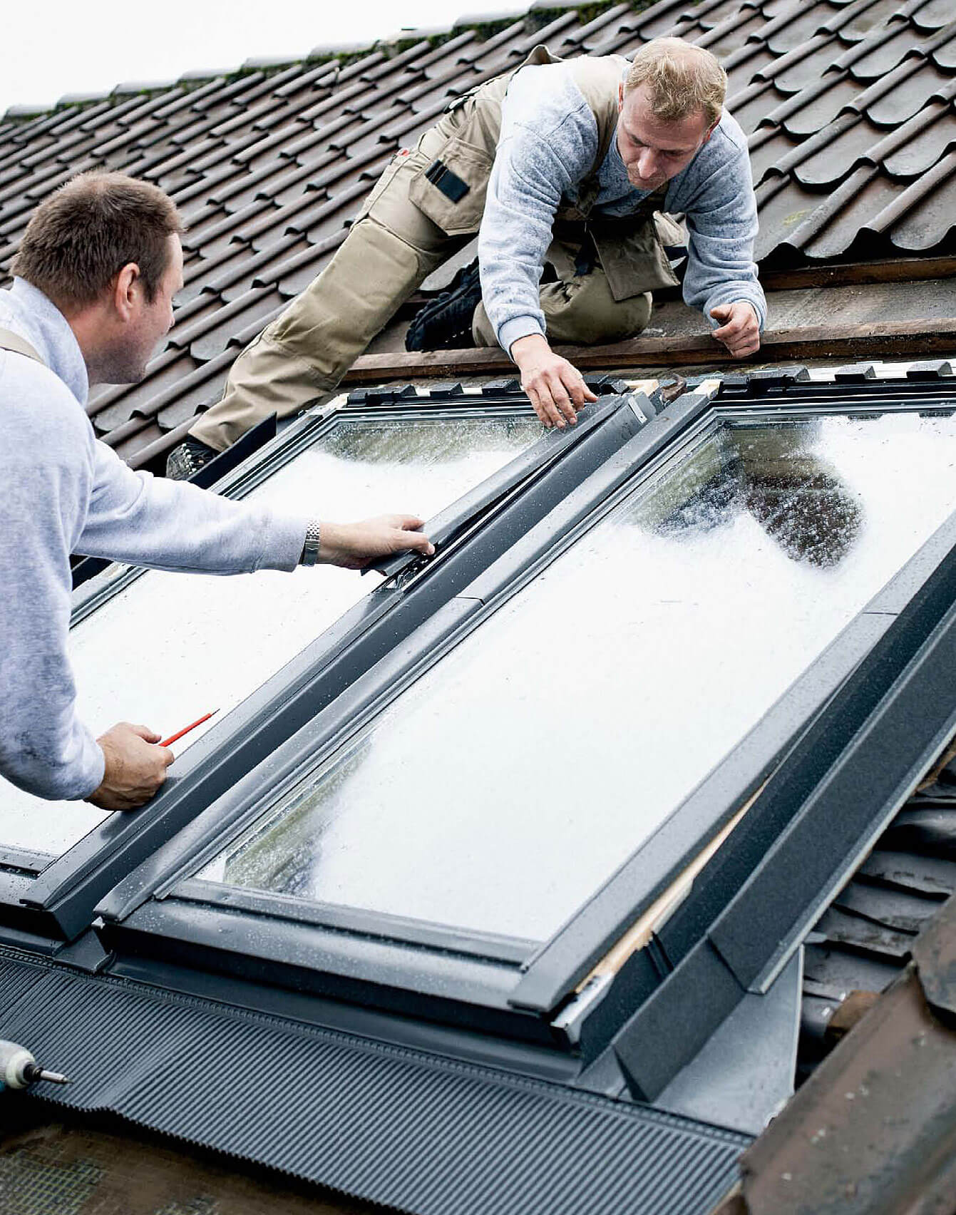 Montaż okna dachowego w istniejącym dachu cena
