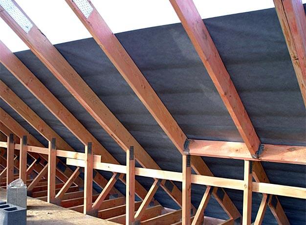 Więźba dachowa przewidziana pod dachówkę zazwyczaj jest nieznacznie tylko mocniejsza niż pod lekkie pokrycia dachowe
