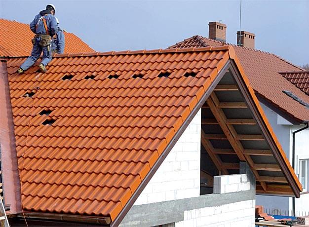 Podsuwanie dachówek tworzy stopnie, dzięki którym łatwo i bezpiecznie można dotrzeć w każde miejsce dachu