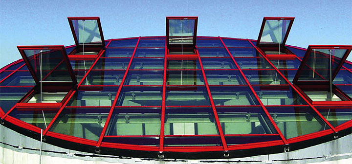 Przykład zastosowania napędów ZA w szklanym dachu, fot. D+H