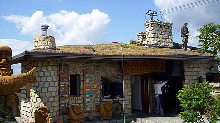 Fot. Końcowy etap wykonania ekstensywnego dachu skośnego – Zajazd Rajcula na południu Polski.