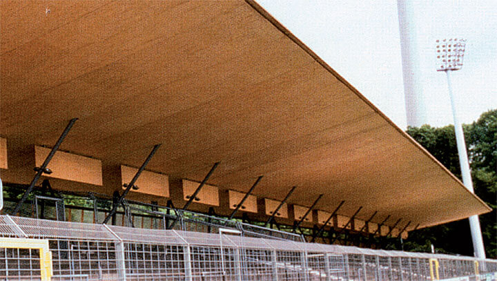 Przykład rozwiązania pokrycia dachu przy zastosowaniu Kerto Q jako płyty nośnej, dodatkowo na zdjęciu „trybuny Kerto 1