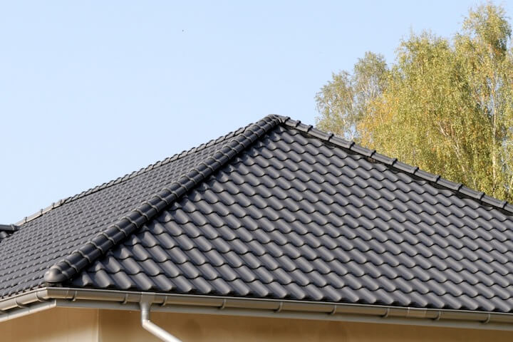 Kalenica to niezwykle ważny element konstrukcji dachowej. Sposób jej wykonania odgrywa kluczową rolę dla estetyki i trwałości dachu.