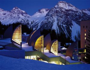 Żagle świetlne na zboczu – Hotel Bergoase w Tschuggen, Szwajcaria