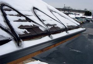 Fot. 1. Ochrona dachów w zimie - samoregulujące przewody FroStop Black.
