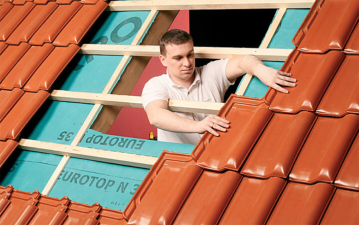 Fot. 1. Przygotowując odpowiedniej wielkości otwór pod montaż oknanależy rozciąć folię dachową, zdjąć pokrycie dachowe i wyciąćłaty.