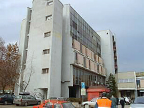 Uniwersytet w Trnawie, budynek wydziału filozofii przed i po rekonstrukcji elewacji z wykorzystaniem