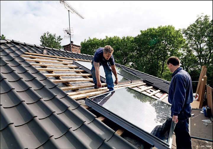 Fot. 1. Montaż okien dachowych w pokryciu zapewnia dużą szczelność połączenia solaru z dachemi ogranicza straty ciepła pozyskanego przez kolektor solarny.