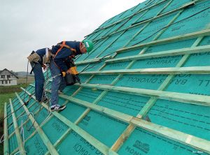 Co na więźbę dachową: sztywne poszycie dachu czy membranę dachową