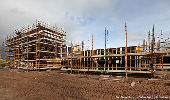 Widok miejsca budowy szkoły podstawowej Bena Wyvisa w Szkocji, gdzie wykorzystane są membrany budowlane DuPont zarówno chroniące konstrukcję jak i zwiększają wydajność energetyczną budynku.