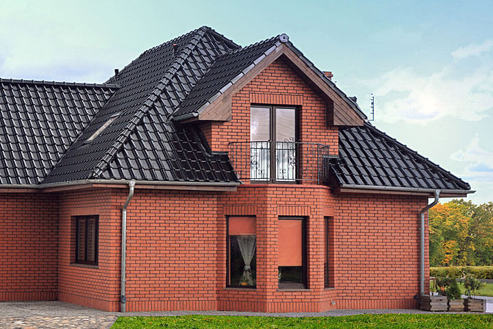 Nowoczesne domy o prostej i zwartej konstrukcji można wykończyć bardziej intensywnymi barwami