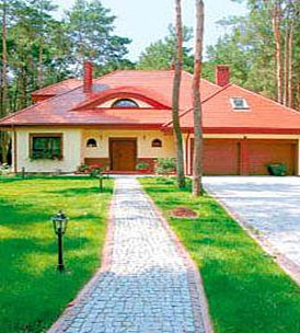 Kremowe ściany i czerwona dachówka ceramiczna, tak zwana karpiówka - sprawdzona kombinacja dla domów stylizowanych na dworki