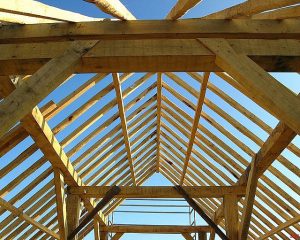 Montaż więźby dachowej tradycyjnej i prefabrykowanej - podstawowe zasady