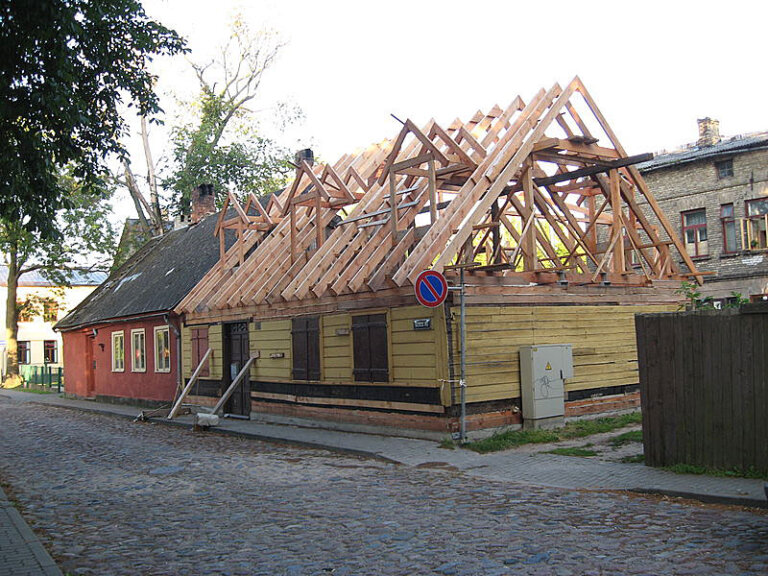 Połączenie krokwi z murłatą – gwarancja stabilnego dachu