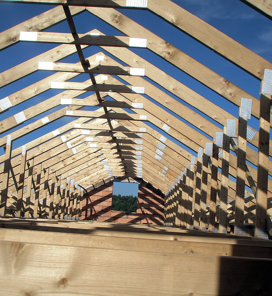 Fot. 1 Więźba dachowa z zastosowaniem prefabrykowanych wiązarów drewnianych.