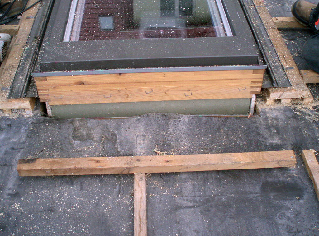 Fot. 1 Okno zamontowane za wysoko - ościeżnica okna znajduje się powyżej konstrukcji dachu (zastosowano niewłaściwą głębokość montażu).