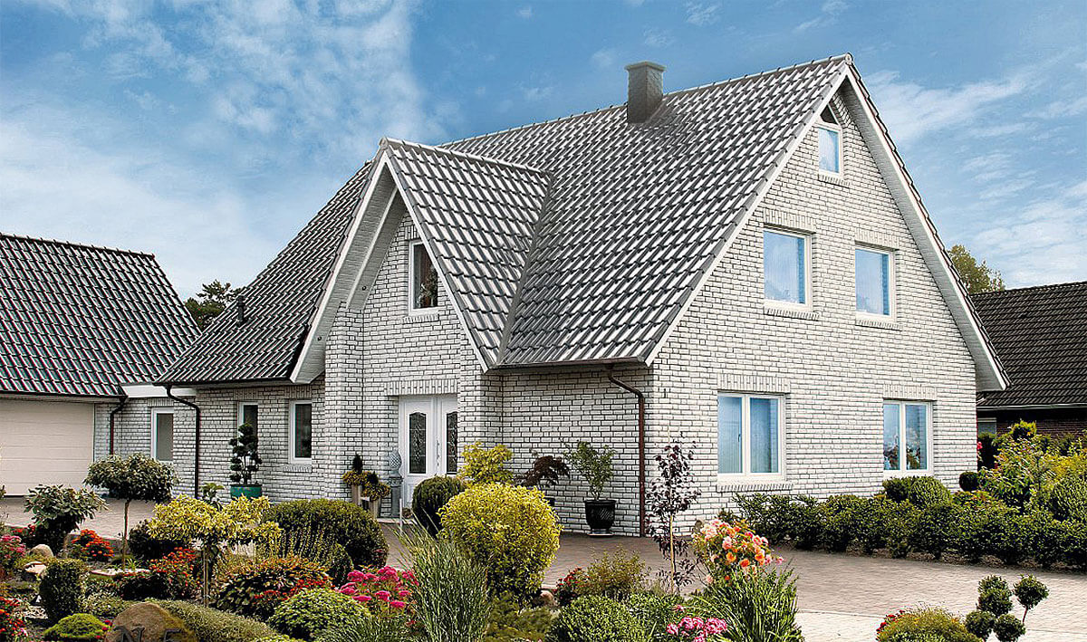 Fot. 3 Duża rozpiętość dostępnych wariantów kolorystycznych oraz uniwersalna forma dachówki gwarantują dopasowanie pokrycia do różnych stylów domów.