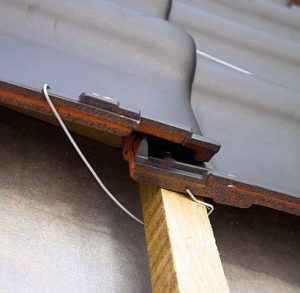 Pokrycia dachowe – jak wiatr wpływa na sposób układania pokrycia dachowego