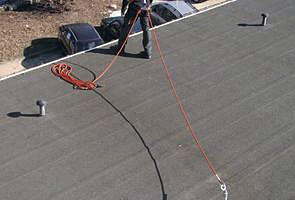 Fot. 5. Pracownik na linie bezpieczeństwa przyczepionej do słupka dachowego
