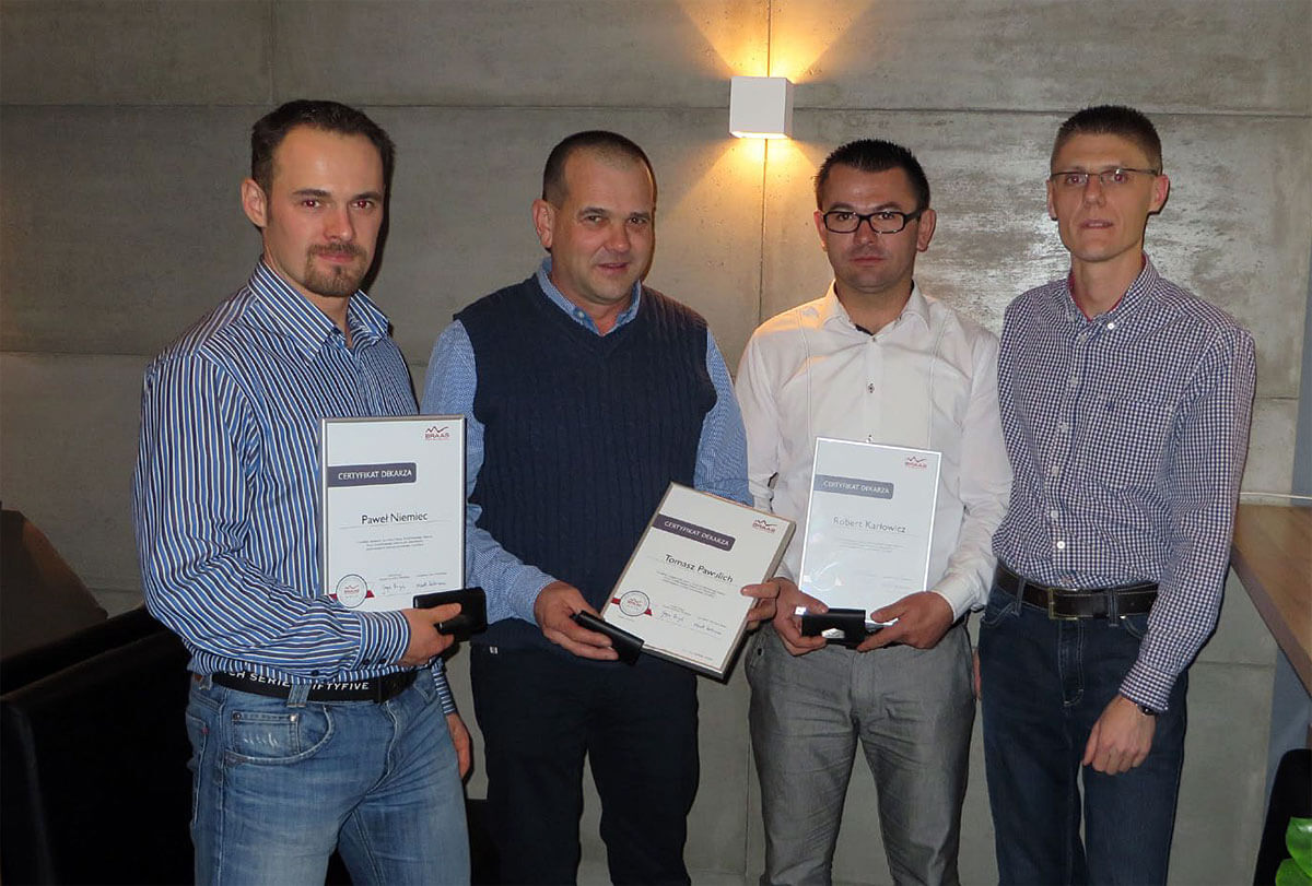 Od lewej: Certyfikowani dekarze – Paweł Niemiec, Tomasz Pawulich i Robert Karłowicz oraz Marek Podeszwa – koordynator działu technicznego Monier Braas.