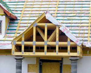 Sztywne poszycie dachu czy konstrukcja z łat i kontrłat? Co jest lepsze pod pokrycie dachowe?