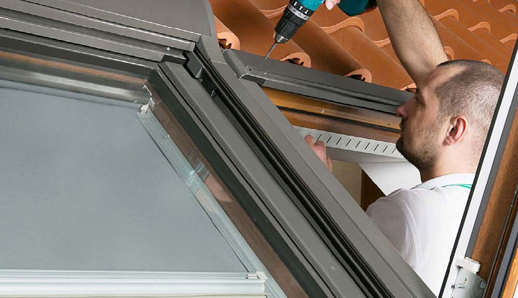 Montaż markizy AMZ Solar do okien dachowych - Dekarz i Cieśla