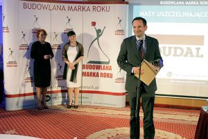 Dr Elżbieta J. Syrda , Małgorzata Walczak-Gomuła  oraz Andrzej Kaczor  ze Złotym Championem Roku 2014 dla marki Soudal w kategorii masy uszczelniające - silikony