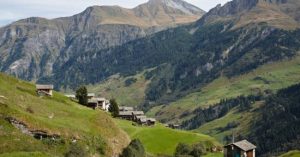 Światło, niebo, natura, spokój - malutka wioska Leis w Alpach Szwajcarskich