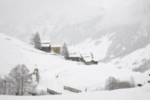 Światło, niebo, natura, spokój - malutka wioska Leis w Alpach Szwajcarskich