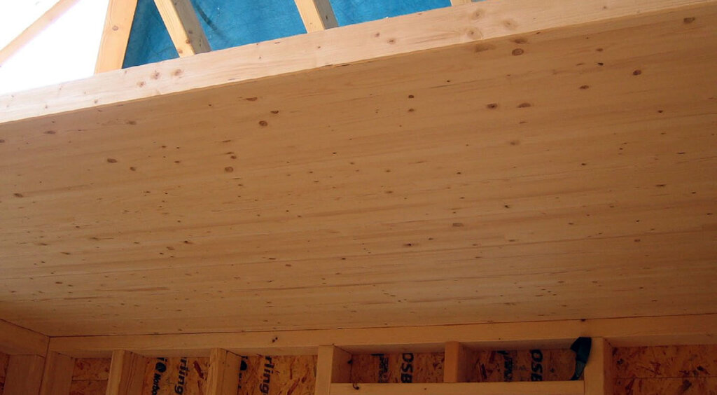 Fot. 1 Masywny strop z drewna klejonego w domu o lekkiej konstrukcji drewnianej.