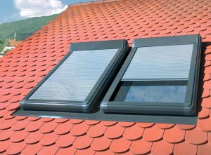 Rolety w oknach dachowych – dobry klimat na poddaszu. Fot. FAKRO