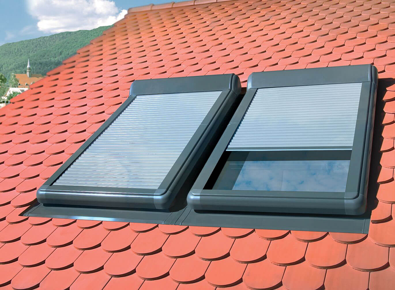 Rolety w oknach dachowych – dobry klimat na poddaszu - Dekarz i Cieśla