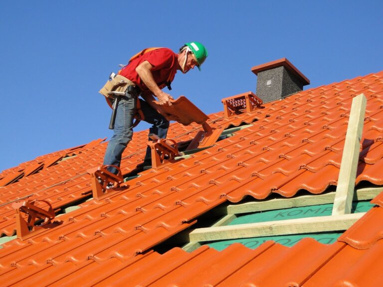 Budowa lub remont dachu: jak wybrać dekarza?