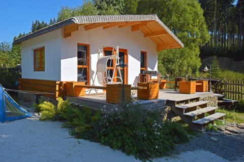 Drewniane domki mogą mieć elewację wykonaną z dowolnych materiałów. Na zdjęciu: domek drewniany, otynkowany, przystosowany do całorocznego zamieszkiwania. Fot. Ogrodosfera