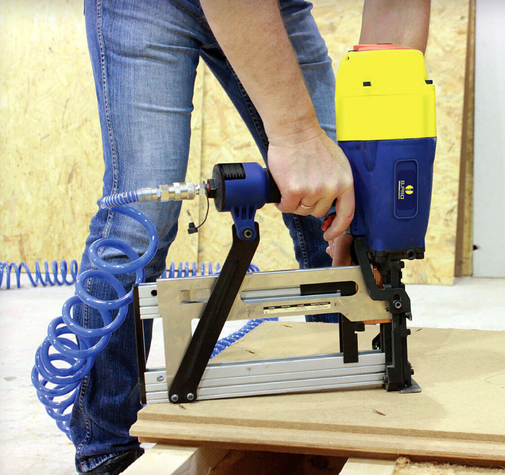 Zszywacz S15 150 Izon do montażu izolacji na konstrukcjach drewnianych