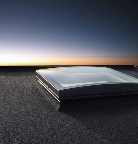 Okna do płaskiego dachu ze Sferycznym Modułem Szklanym VELUX Produkt wyróżnia wyjątkowy design, unikalna technologia i zastosowanie zakrzywionego szkła.