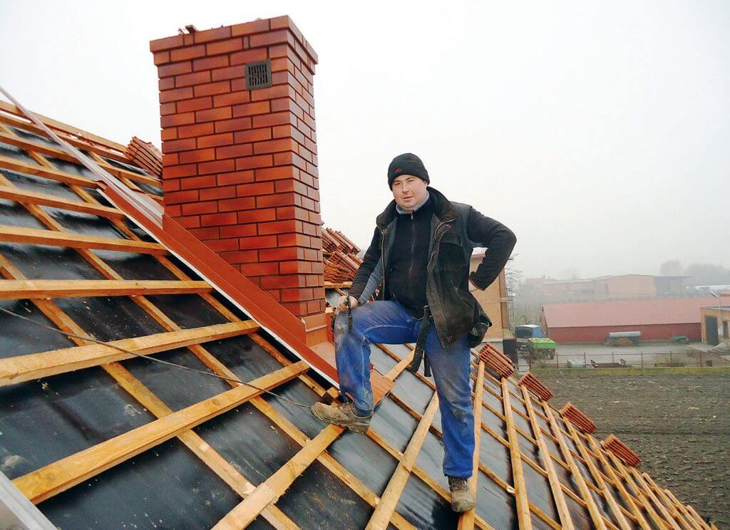 Firma Ciesielstwo – Dekarstwo Rafała Szczepańskiego specjalizuje się w układaniu pokryć dachowych z dachówki