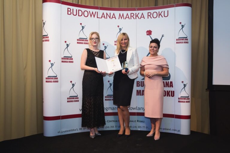 Małgorzata Lubczyńska odbiera nagrodę Budowlana Marka Roku 2017 w kategorii pokrycia dachowe