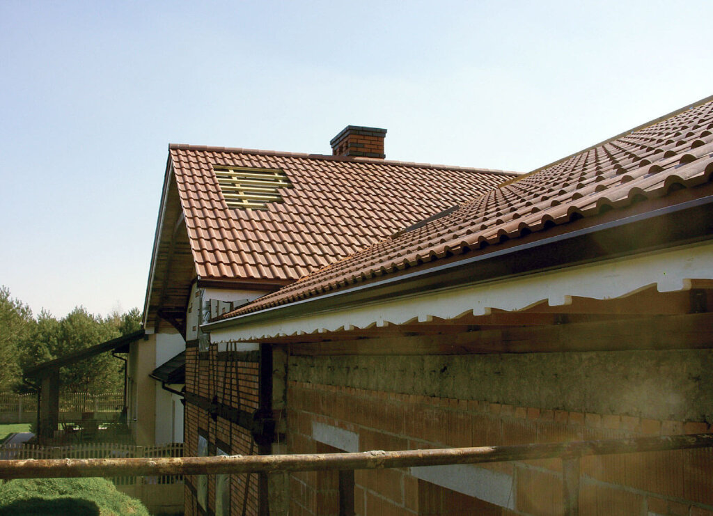 Dachówki kompozytowe TiLeCo – doskonałe pokrycie na odbudowę dachu