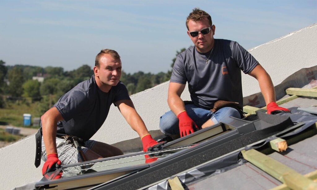 Pan Tomasz i pan Daniel z firmy Dach-Pol podczas montażu okna Dakea Ultima.