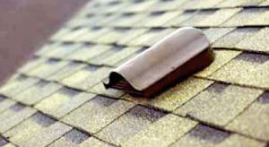 Zamontowany element wentylacyjny na dachu pokrytym gontem bitumicznym Technonicol.