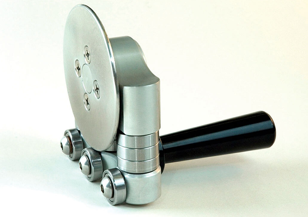 Fot. 2. Bender Disc Roller S pozwala na zginanie blachy z kąta 90° do 180°. Poszczególne elementy pracujące wykonano ze stali nierdzewnej. Głębokość gięcia mieści się pomiędzy 8 a 25 mm, przy grubości materiału do 1 mm. Warto podkreślić łatwą obsługę oraz doskonały poślizg. Masa narzędzia to ok. 1 kg.