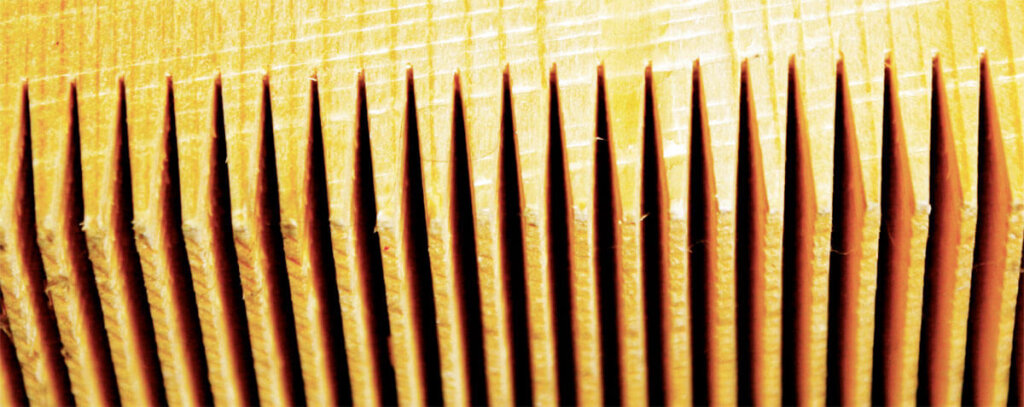 Złącze klinowe w lameli, wykorzystywanej w produkcji drewna klejonego warstwowo. Takie same złącza występują w drewnie litym, łączonym na złącza klinowe, opisanym w artykule.