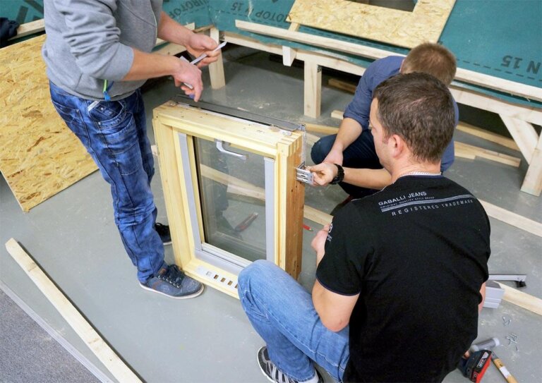 Fot. 1. Przygotowanie okna dachowego do montażu.