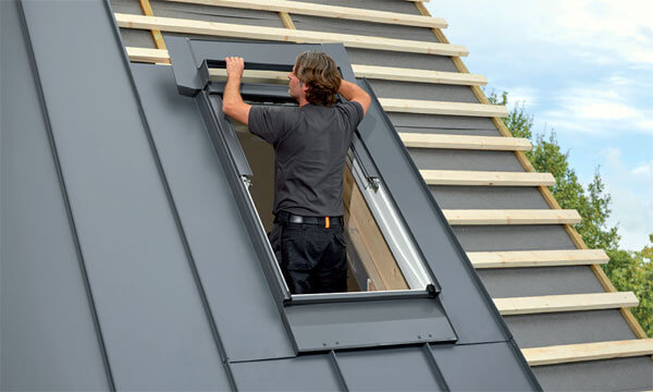 Montaż okna dachowego VELUX z kołnierzem EDQ krok po kroku