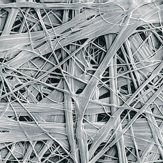 Struktura membran Tyvek® w powiększeniu - dzięki miliardom połączonych ze sobą ultracienkich włókien, firma DuPont wykonuje odporne i długowieczne membrany o wysokiej paroprzepuszczalności.