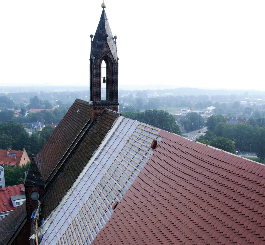Remont dachu Kolegiaty Najświętszej Marii Panny i Królowej Świata – membrana Tyvek® Supro jako dodatkowa ochrona pod nowym pokryciem dachowym.