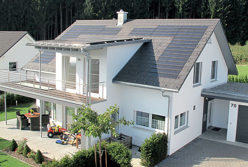 panele słoneczne na dachu