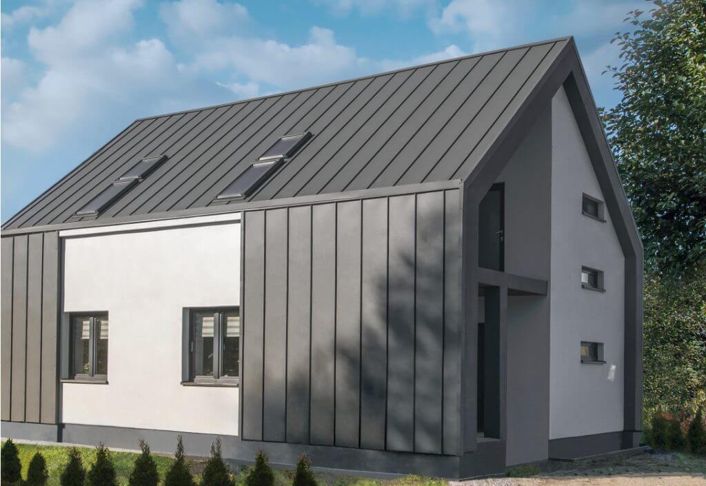 Panel dachowy na rąbek firmy Blachy Pruszyński zastosowany jako pokrycie dachu i części elewacji domu jednorodzinnego.