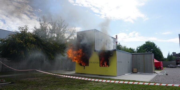 Bezpieczny pożarowo szkieletowy dom drewniany. Eksperyment pożarowy w skali rzeczywistej budynku wielokondygnacyjnego